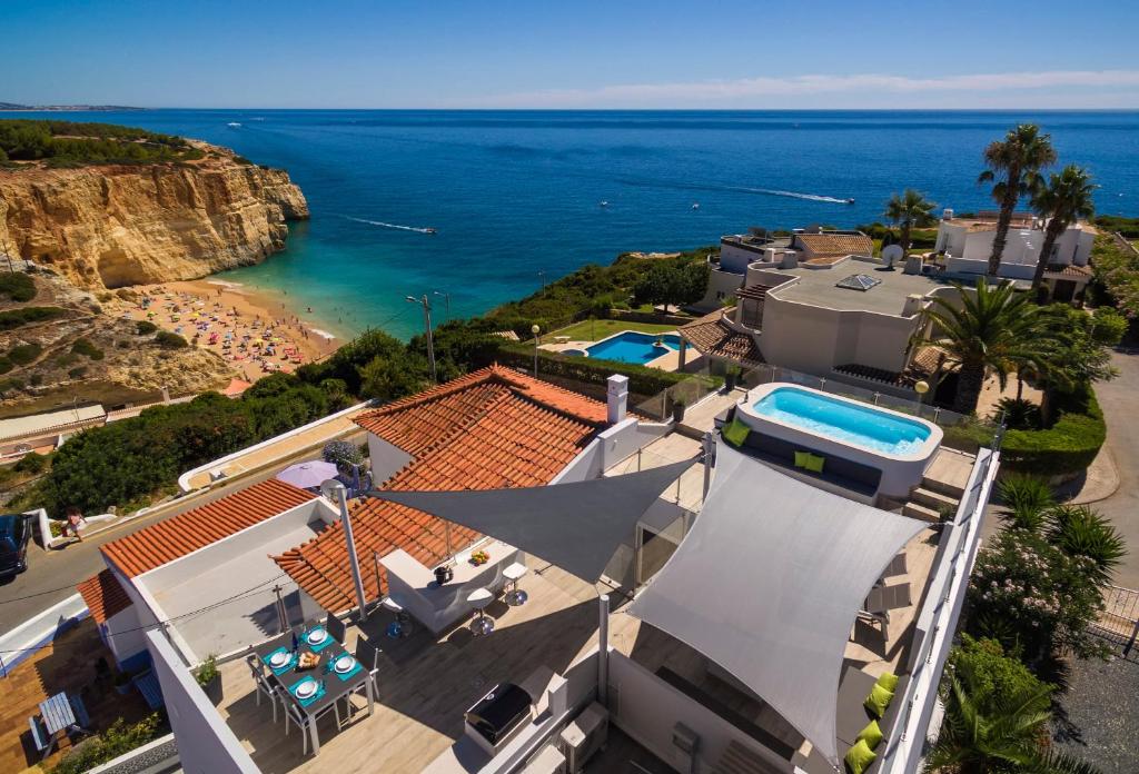 an aerial view of a house and the ocean at Penthouse Milhafre in Benagil