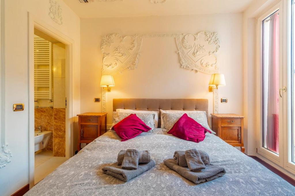 AureaLiving - Historic Trastevere Apartment with Terrace