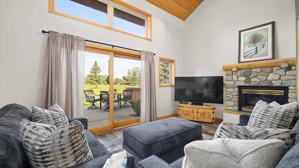 a living room with a couch and a fireplace at Peaks & Par in Red Lodge
