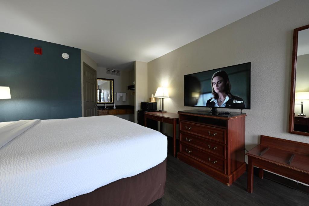 Baymont by Wyndham Warner Robins - Habitación Con Cama Extragrande - No Fumadores