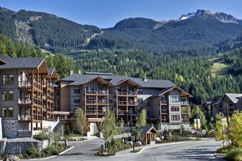 Blick auf ein Ferienresort mit Bergen im Hintergrund in der Unterkunft Evolution Whistler, by Lodging Ovations in Whistler
