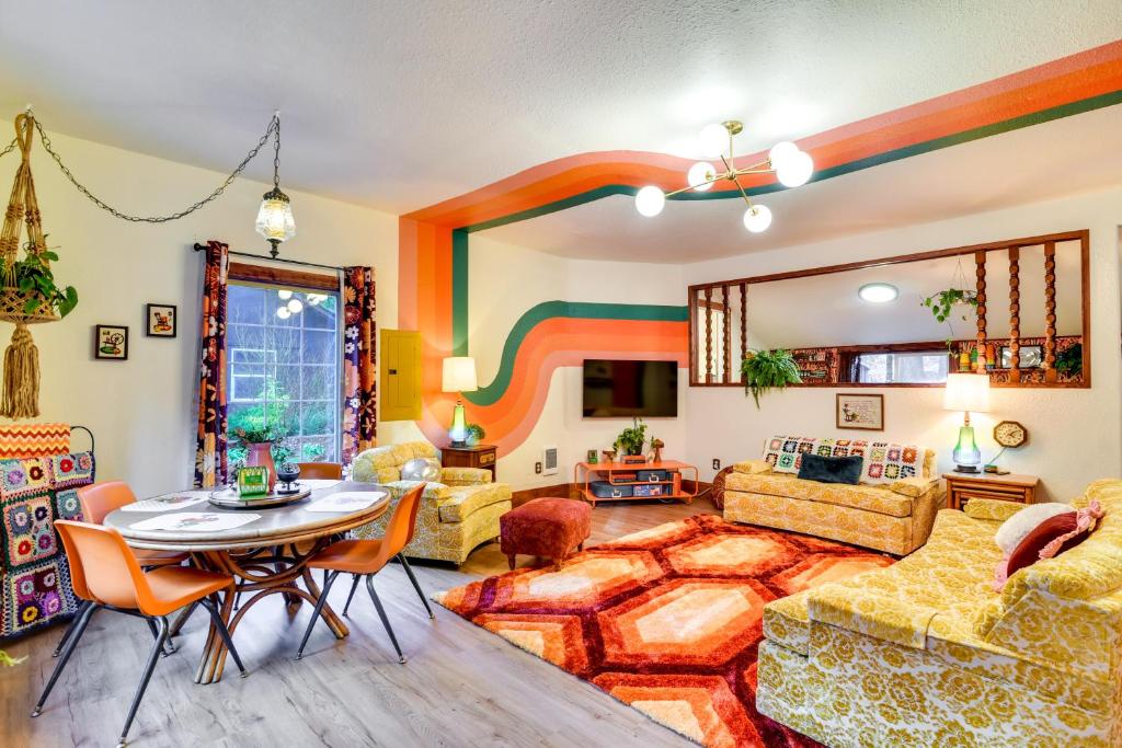 70s Retro Retreat in Rhododendron! Mt Hood Base, Rhododendron (gncel 2026  fiyatlar)