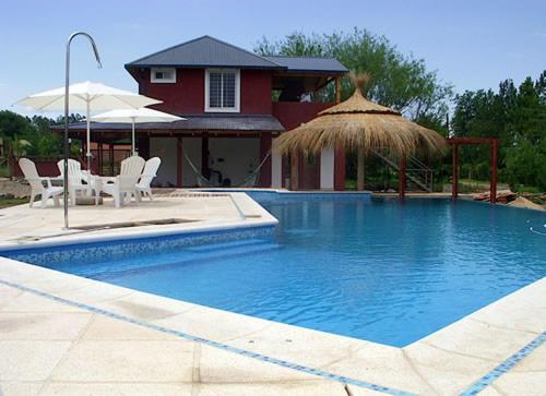 ロス・レアルテスにあるCampiranasのスイミングプール(椅子、パラソル付)、