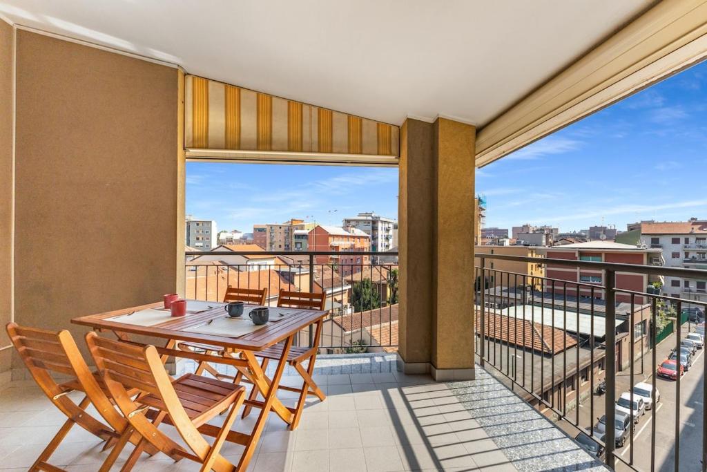 a balcony with a table and chairs and a view at Large apartment with terrace AC e WiFi in Sesto San Giovanni
