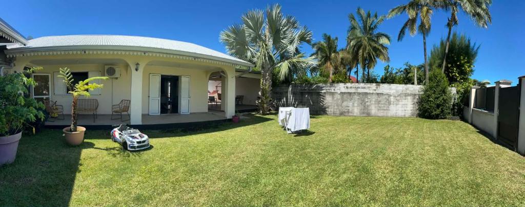 a house with a yard with a fence at Villa Valérie in Bras-Panon