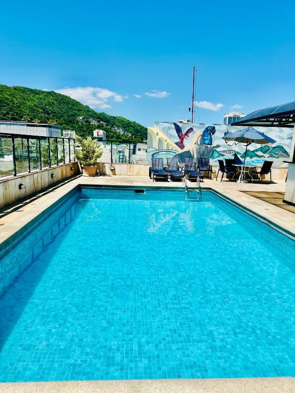 a large swimming pool with blue water at Copacabana Mar Hotel in Rio de Janeiro