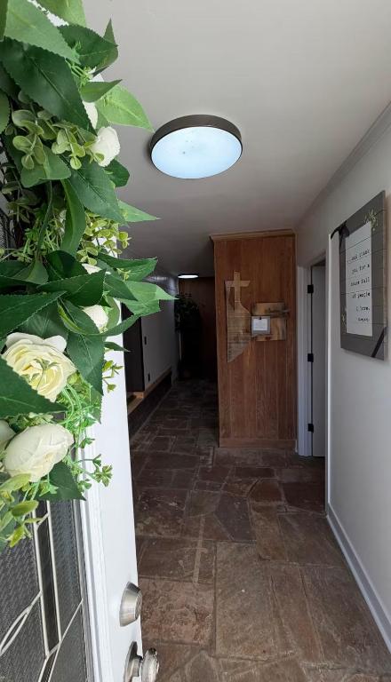 a room with a hallway with a door and flowers at oak&stone in Dalton