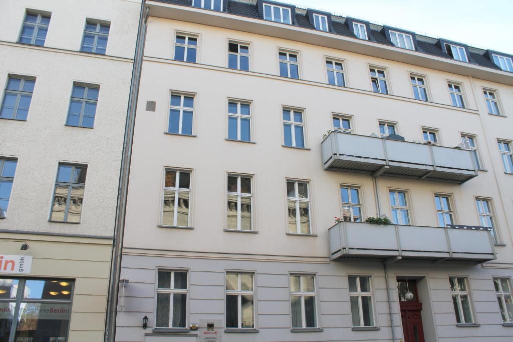 - un bâtiment blanc avec des fenêtres et des balcons dans l'établissement Hotel Amelie Berlin, à Berlin