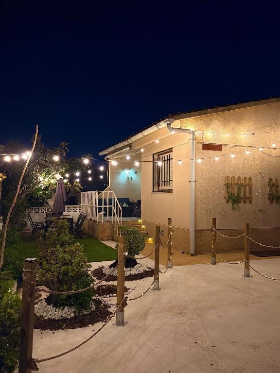 ein Haus mit Lichtern an der Seite bei Nacht in der Unterkunft Caelum in Riumar