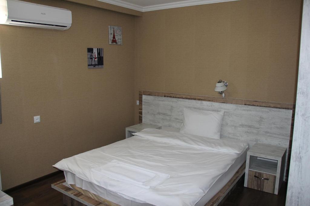 Postel nebo postele na pokoji v ubytování Hotel Tiflis