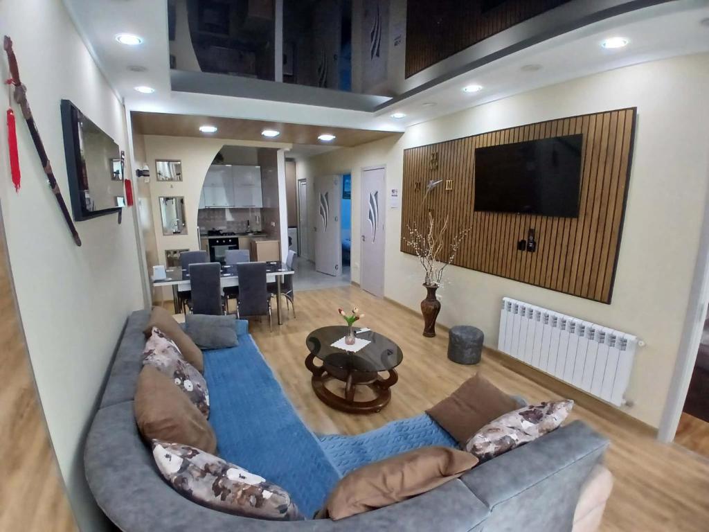 un soggiorno con un divano e un tavolo di МАТЕ Apartment a Batumi