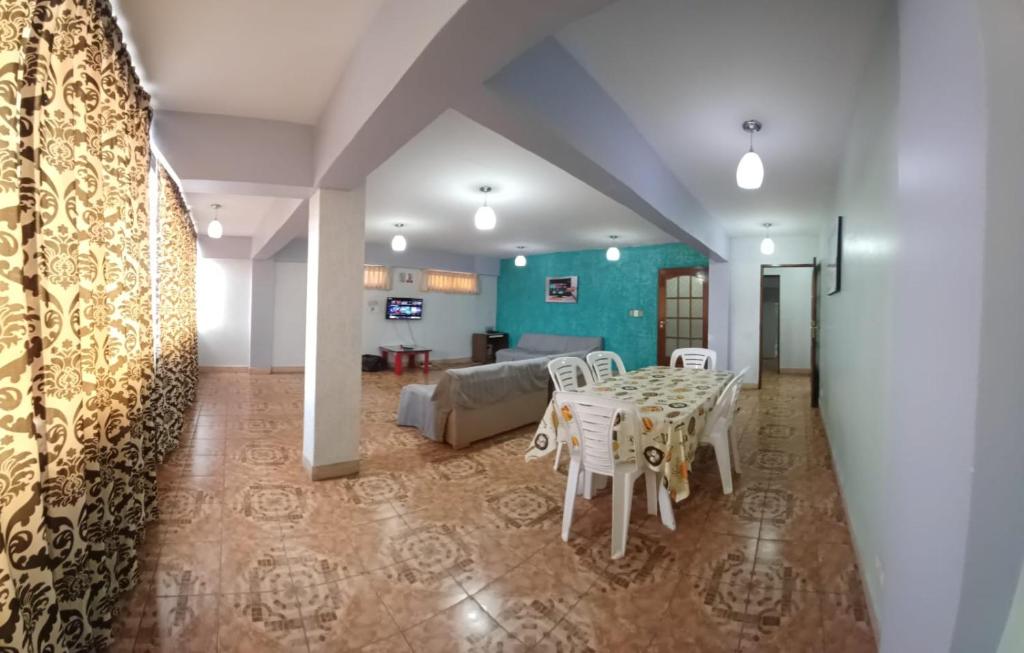 una sala de estar con una mesa y un sofá en Space, en Cochabamba