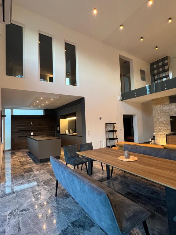 a dining room with a table and chairs at Haus am Akazienweg in Steinberg an der Rabnitz