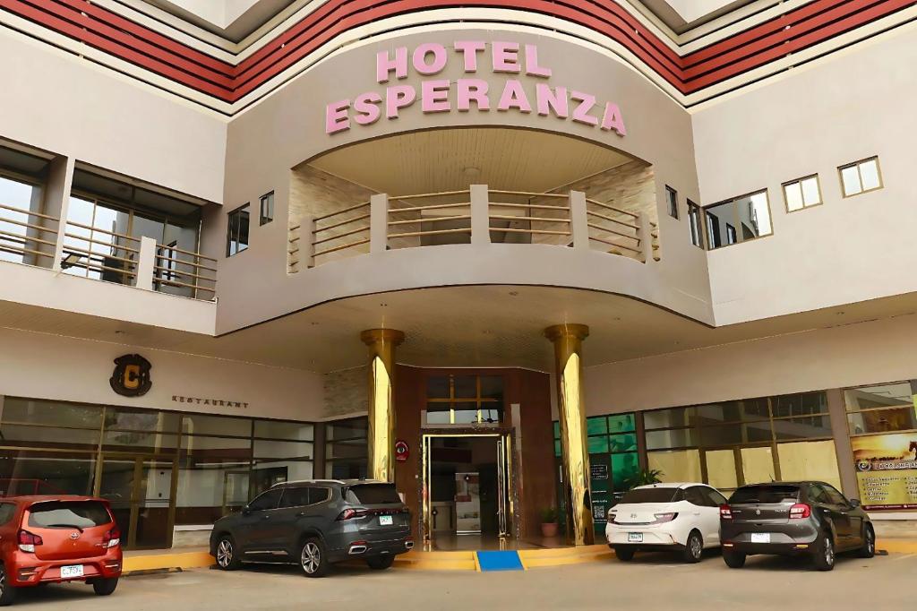 a hotel with cars parked in a parking lot at Hotel La Esperanza in Chitré