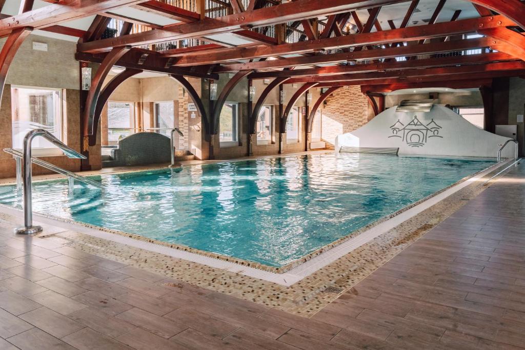 a large swimming pool in a building at Zajazd Fojutowo in Legbąd