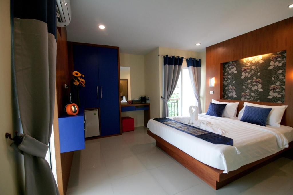 Ein Zimmer in der Unterkunft Calypso Patong Hotel