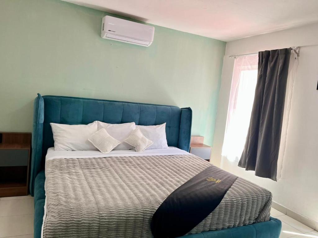 a bed with a blue headboard in a bedroom at 11 VENATOR House Boutique in León