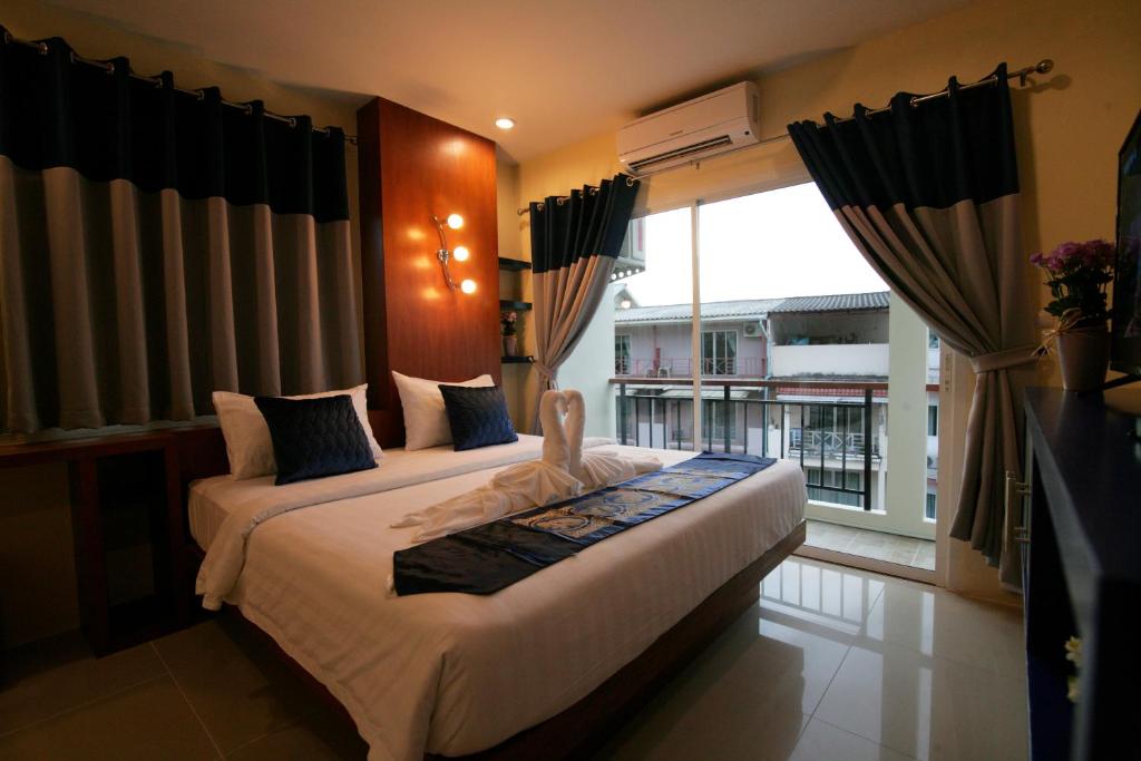 Postel nebo postele na pokoji v ubytování Calypso Patong Hotel