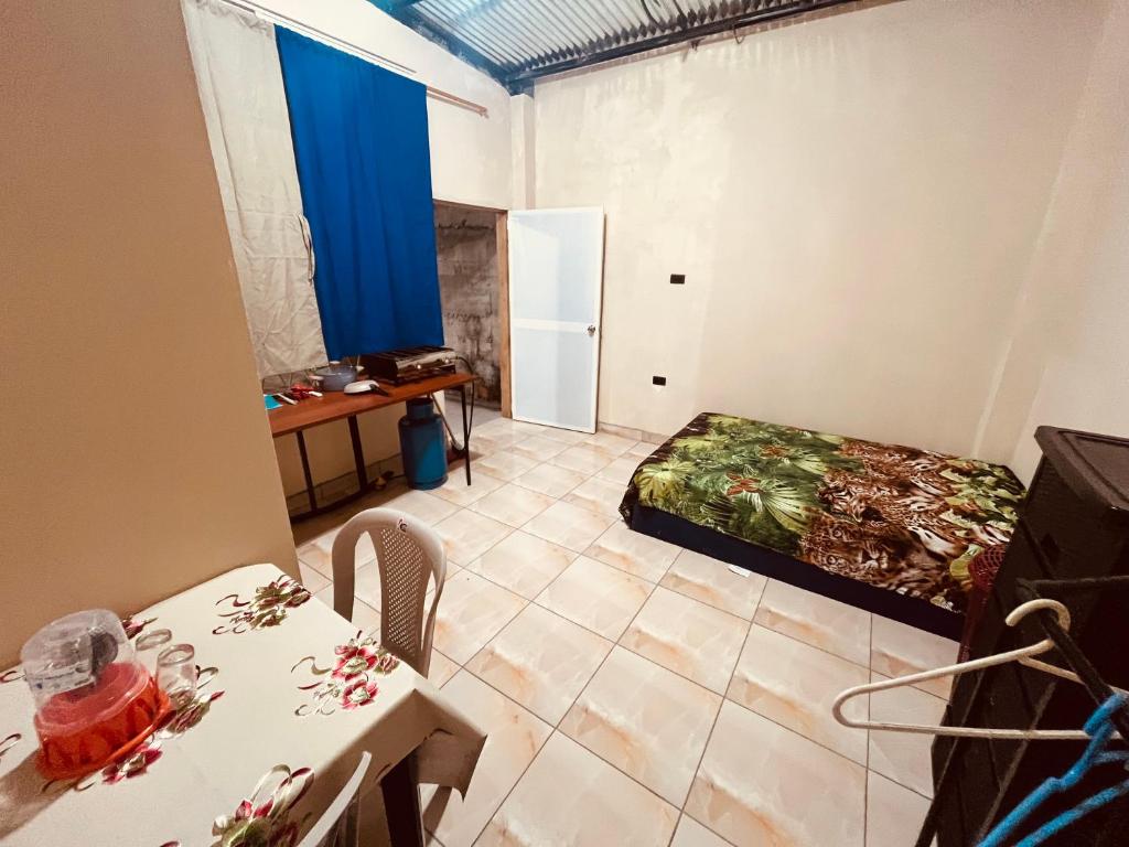 ein Zimmer mit einem Bett, einem Tisch und Stühlen in der Unterkunft Apt 3 in Tena