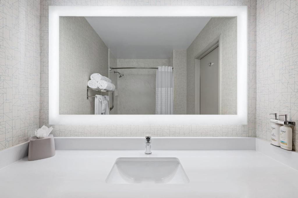 Holiday Inn Express San Diego - Sea World Area by IHG