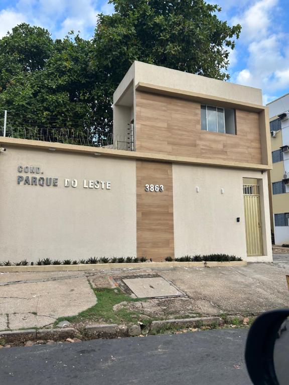 a building with the words prairie do justice on it at Lugar para chamar de seu in Teresina