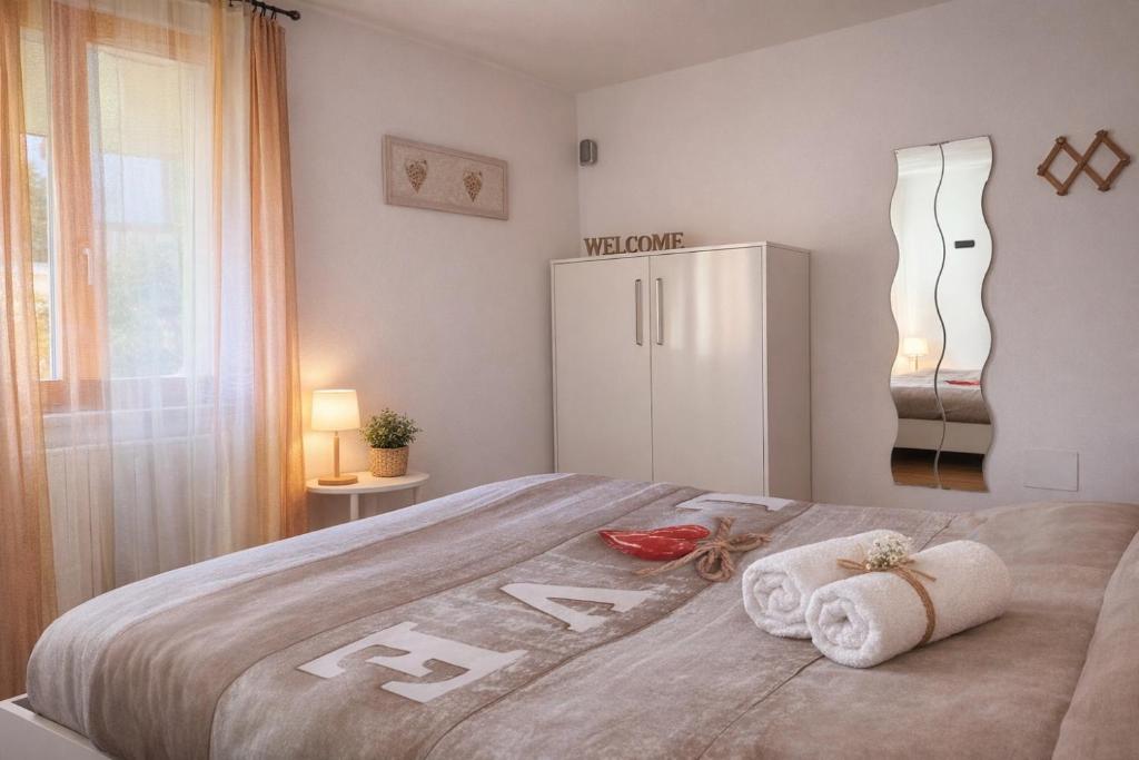 a bedroom with a bed with towels on it at Casa Vacanza l' antico molino in Grosotto