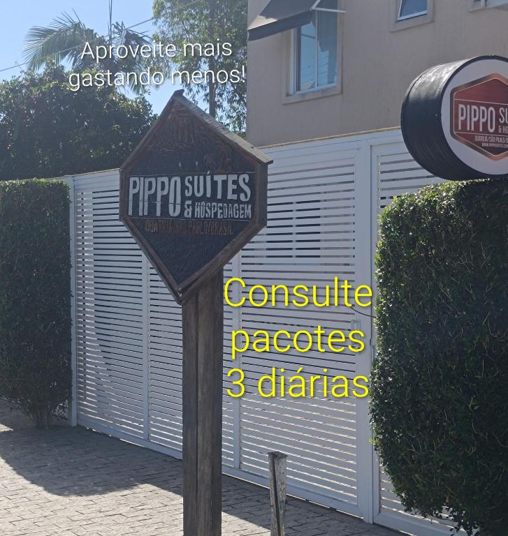 a sign that says pippi suites and a house at Pippo Suites Guarujá in Guarujá