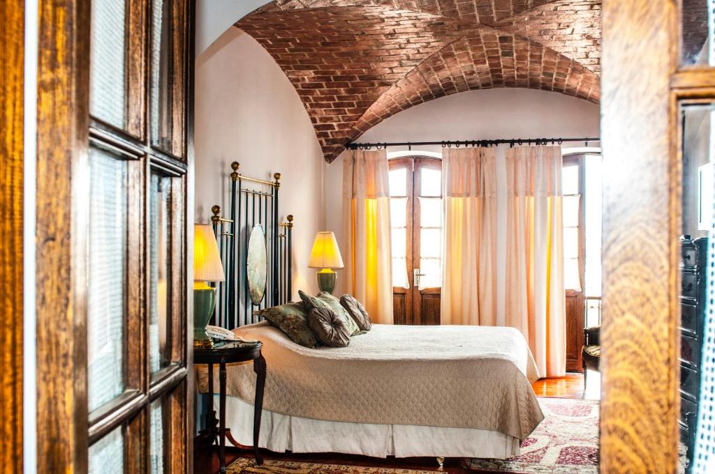 sypialnia z dużym łóżkiem i łukowym sufitem w obiekcie Parador Santa Maria La Real w mieście Sucre