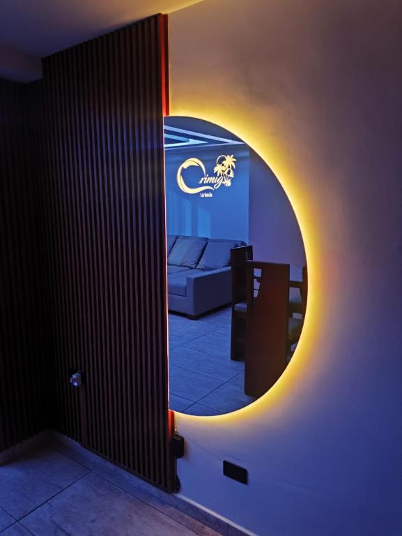 a living room with a couch and a round mirror at CRIMIg in Huamboya