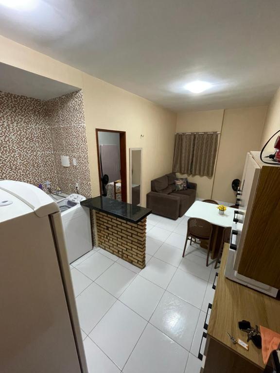 a room with a kitchen and a living room at Apartamento Império das Marés in Paracuru