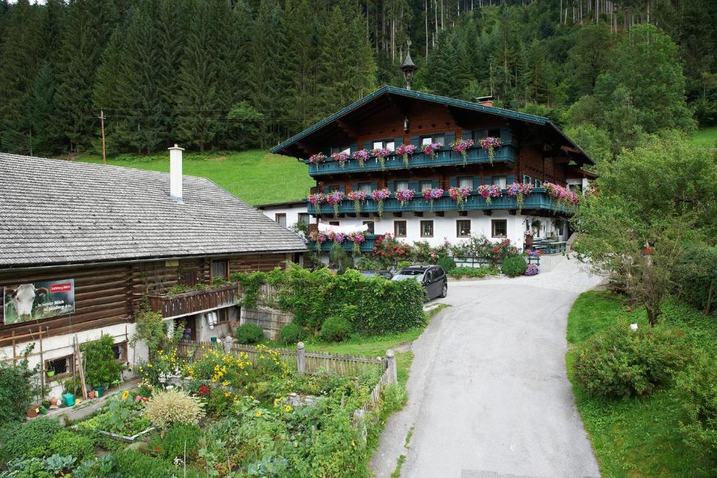 un edificio con gente sentada en los balcones. en Appartement Ferienhof Ortnergut, en Eben im Pongau
