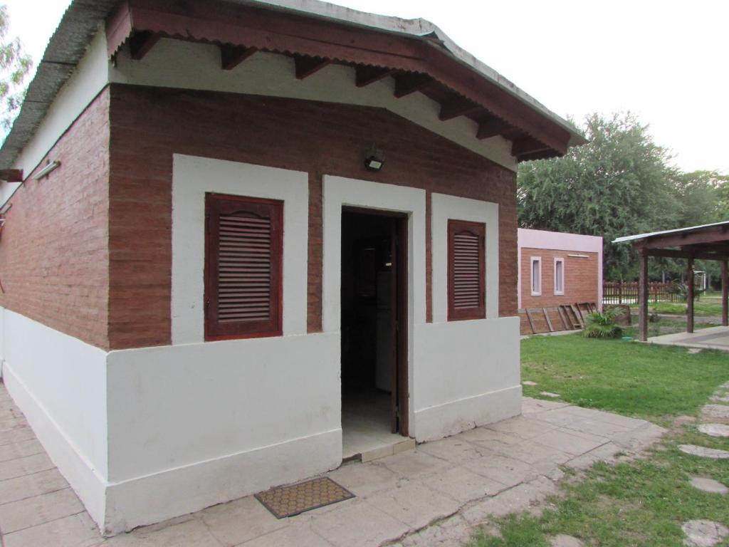 a small brick building with a door in a yard at Chalet 1 Dormitorio Kallpa in Santiago del Estero