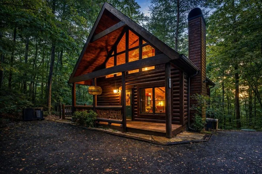 Little Pine Lodge a Smokies Hideaway - 1 mi to GSMNP - King Suite & Loft, Fireplace, Hot Tub & BEARS!