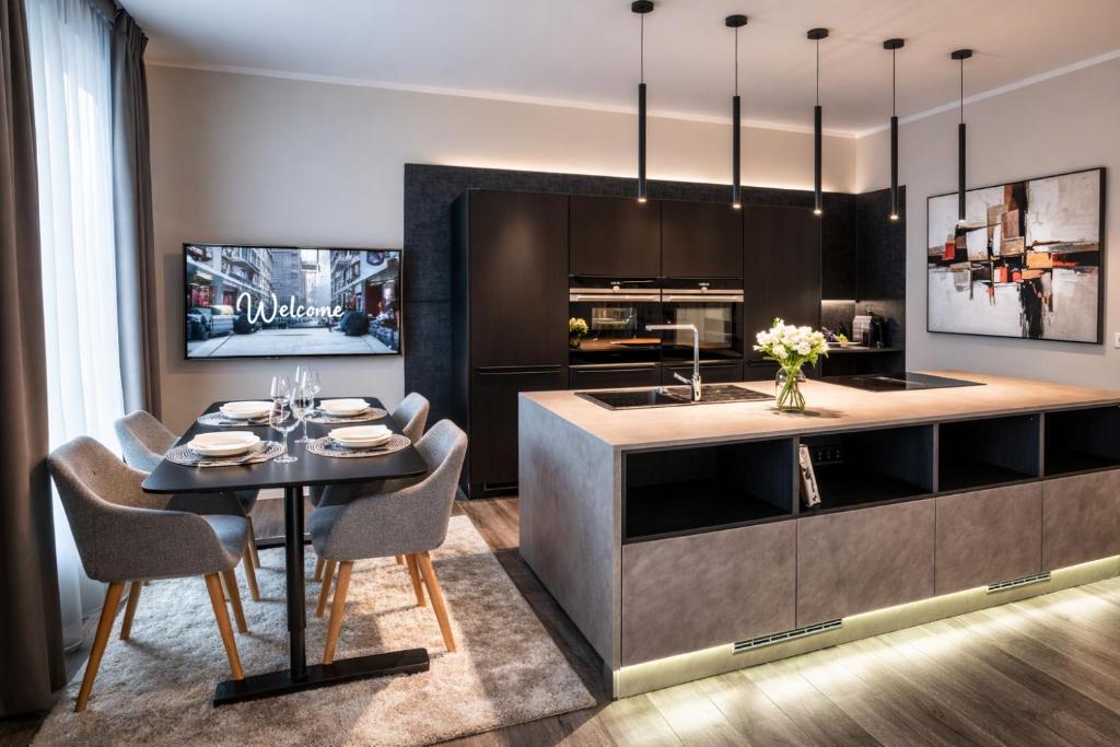 a kitchen and dining room with a table and chairs at NEU im Zentrum stilvolle Premium-Suite mit Parkplatz in Gummersbach