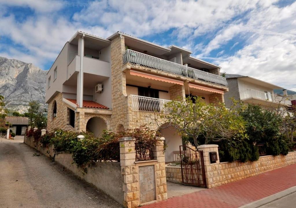 Apartments with parking space Makarska - 25161