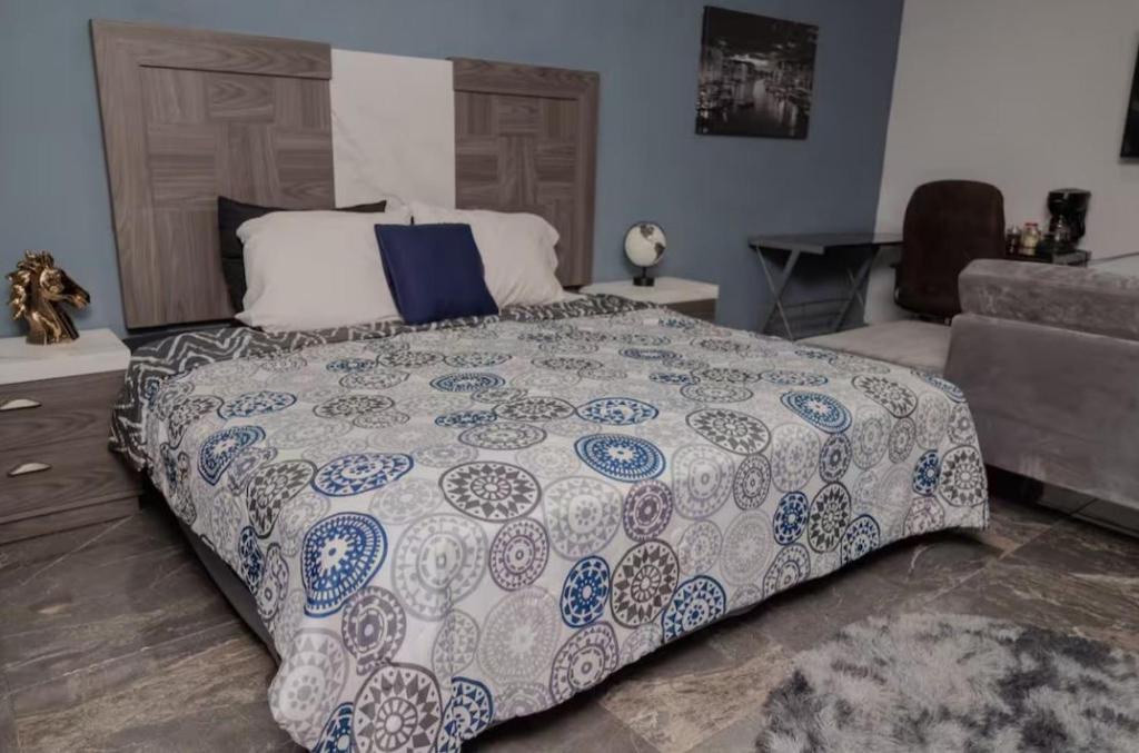 a bedroom with a bed and a couch at Acogedora recámara, con balcón y entrada independiente in Tampico