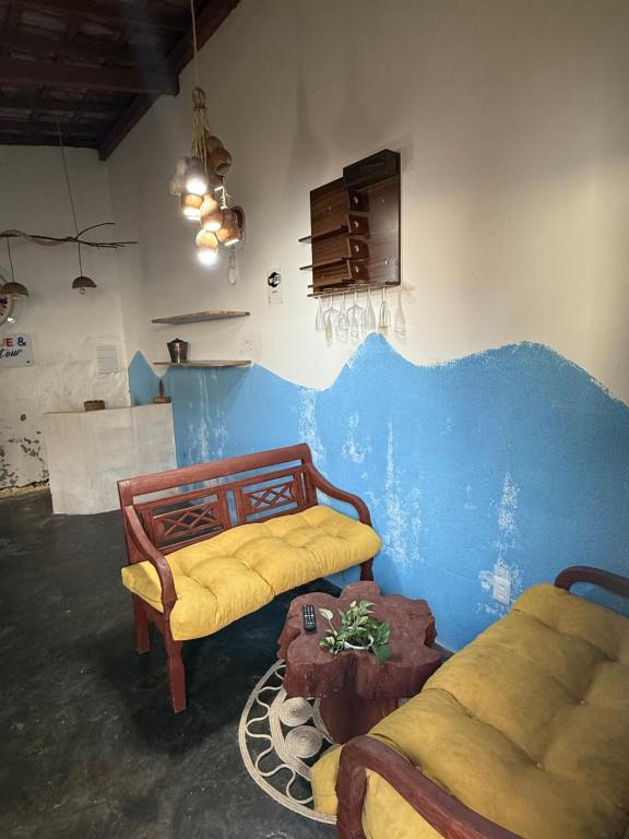 a room with two beds and a blue wall at Desapegue & Viva Bed and Bikes in Ilhéus
