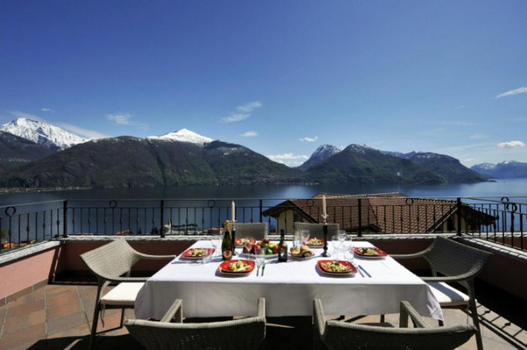 stół na balkonie z widokiem na jezioro w obiekcie Mastena Elegante w mieście San Siro