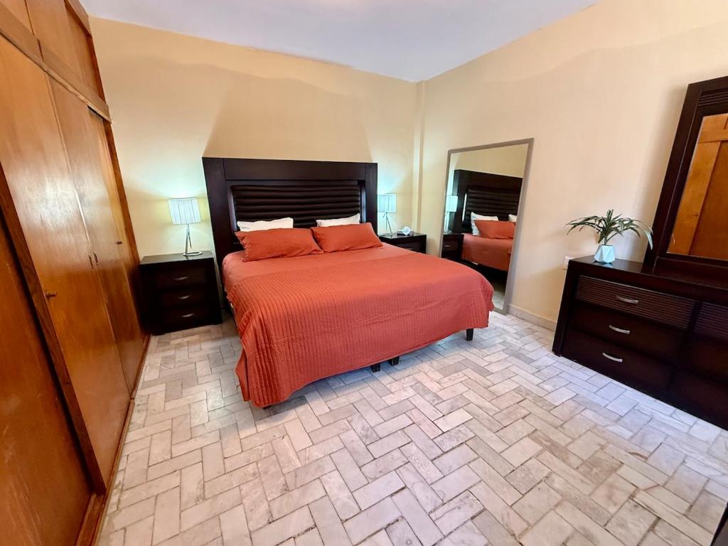 a bedroom with a bed and a large mirror at Casa completa, Excelente ubicación, Cerca IMSS in Torreón