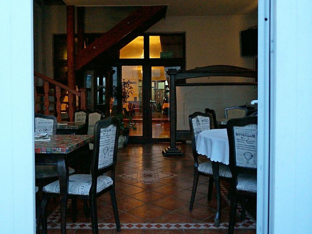 a dining room with a table and chairs in a room at Ugostiteljski objekat KARIBO in Sombor