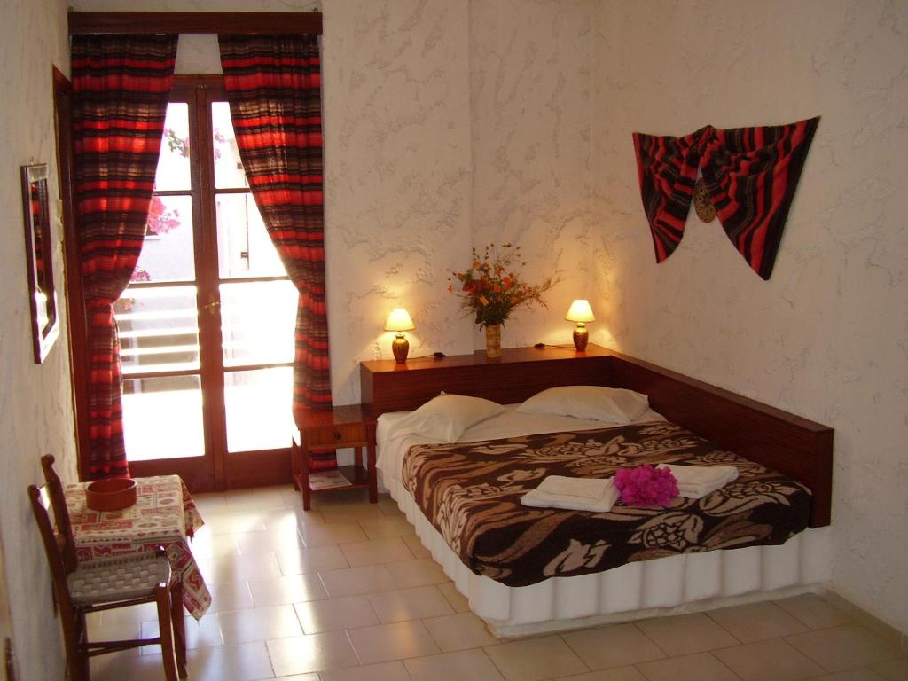 A bed or beds in a room at Summer Lodge