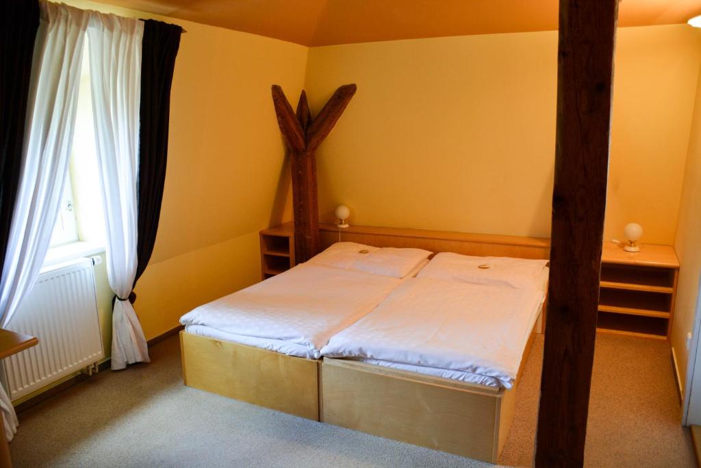 Postel nebo postele na pokoji v ubytování Hotel Zámeček na Čeladné
