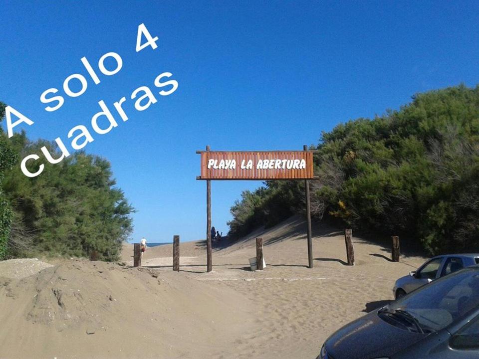 una señal para Aaho California en una playa en PH Los Nietos en Quequén