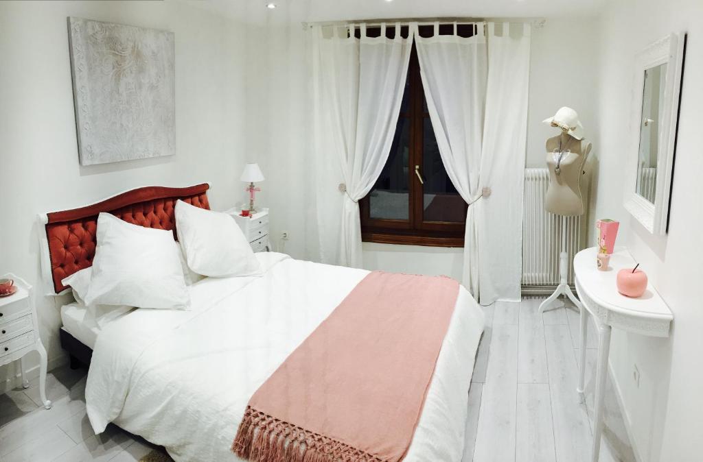 - une chambre blanche avec un lit et une fenêtre dans l'établissement Maison avec terrasse Colmar Centre-Cottage garden terrace Center Old Town Colmar, à Colmar