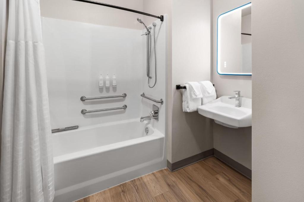 Microtel Inn & Suites by Wyndham Tooele - Queenkamer Met Twee Queensize Bedden, Rolstoeltoegang En Badkuip Met Handgrepen, Niet-roken