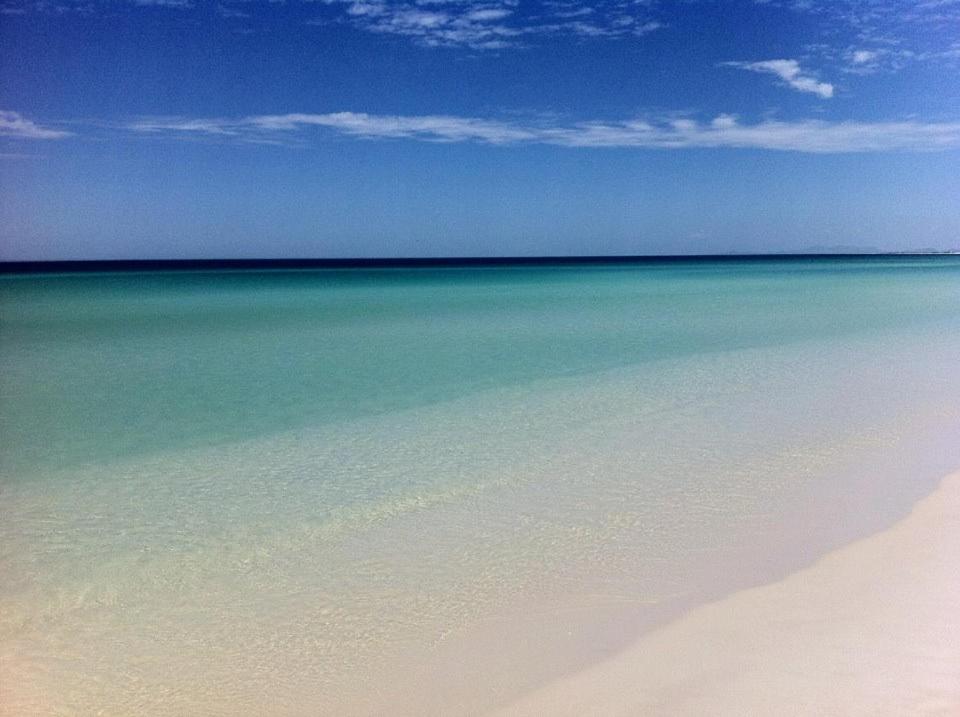 uma vista para uma praia com o oceano em Pequeno Grande Paraíso em Arraial do Cabo