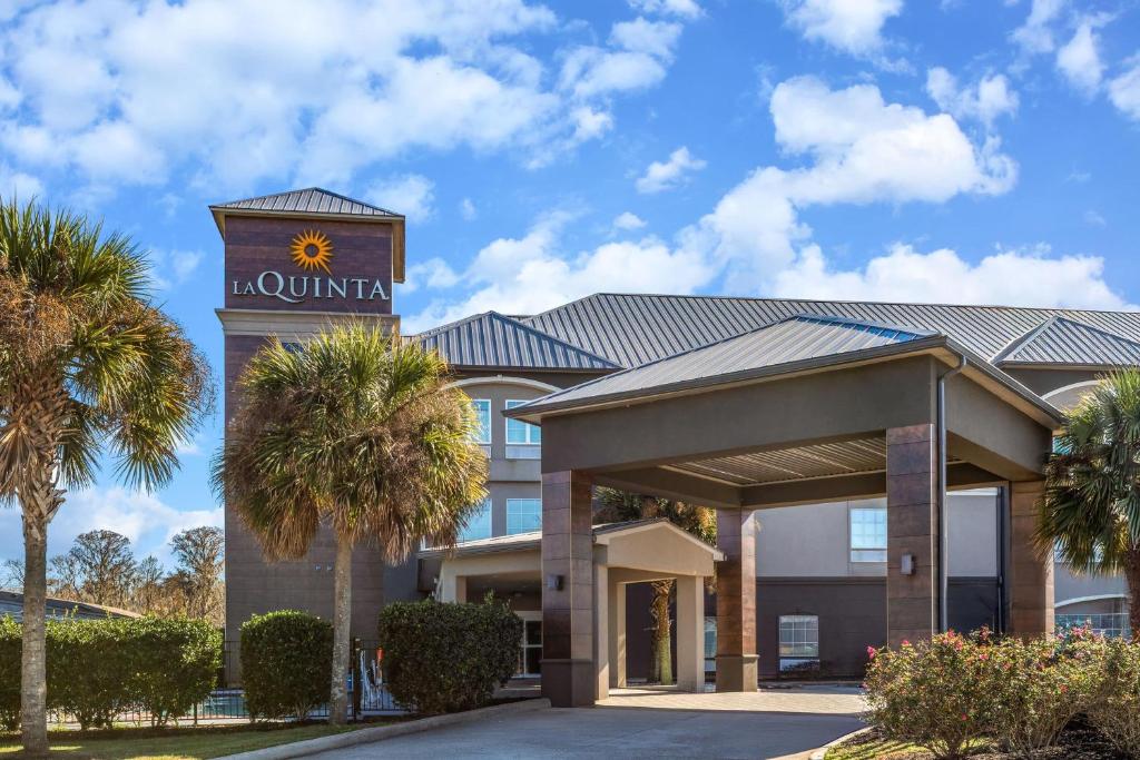 a hotel with a sign that reads la quinta at La Quinta by Wyndham Boutte in Boutte