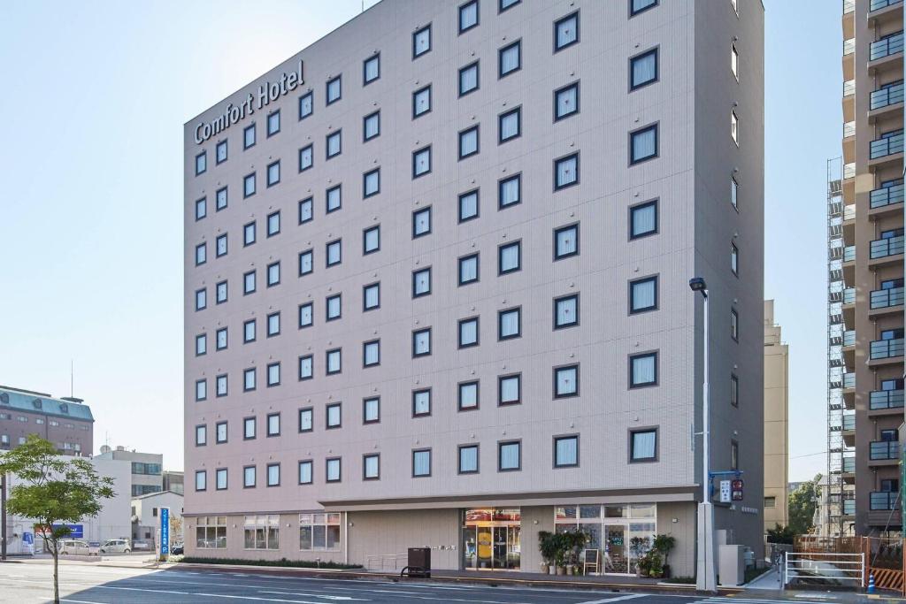 a large white building on the corner of a street at Comfort Hotel Kochi in Kochi