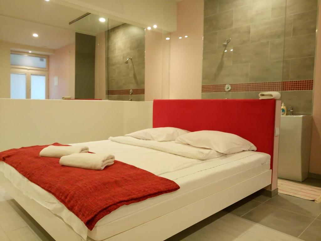 Postel nebo postele na pokoji v ubytování Mirror Apartments