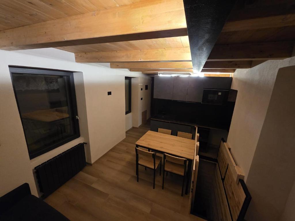 a kitchen with a table and chairs in a room at Muranche Lofts N1 in Valtournenche